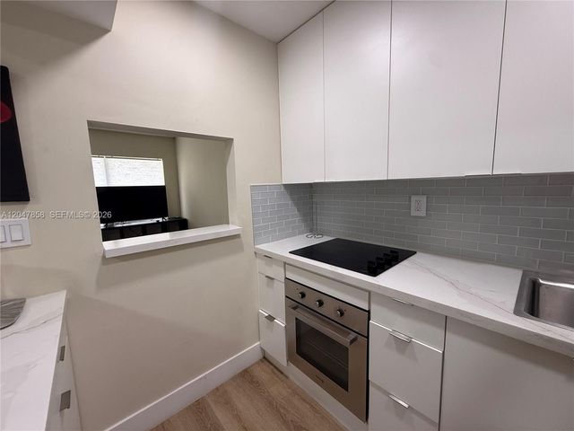 9101 Sunrise Lakes Boulevard 215, Sunrise, FL 33322