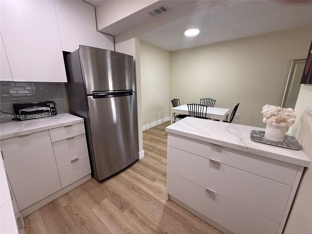 9101 Sunrise Lakes Boulevard 215, Sunrise, FL 33322