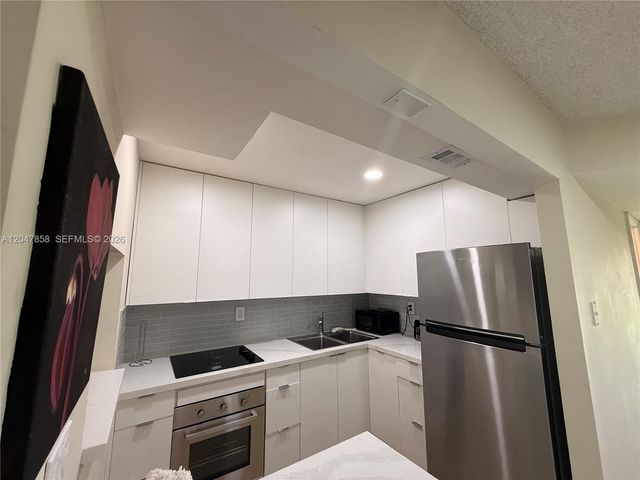 9101 Sunrise Lakes Boulevard 215, Sunrise, FL 33322