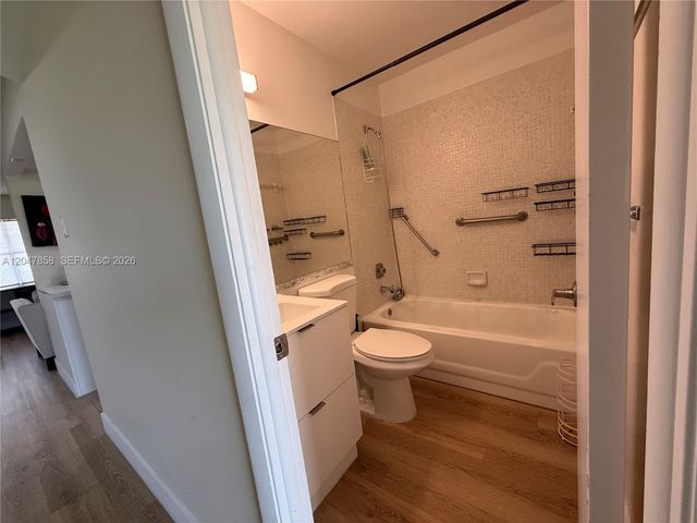 9101 Sunrise Lakes Boulevard 215, Sunrise, FL 33322