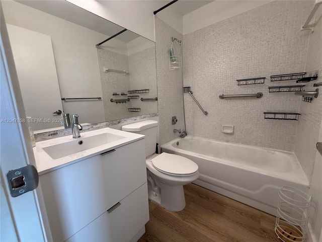 9101 Sunrise Lakes Boulevard 215, Sunrise, FL 33322