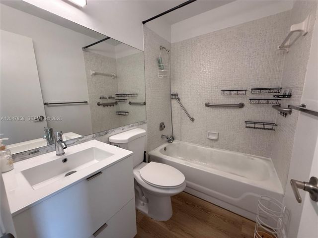 9101 Sunrise Lakes Boulevard 215, Sunrise, FL 33322
