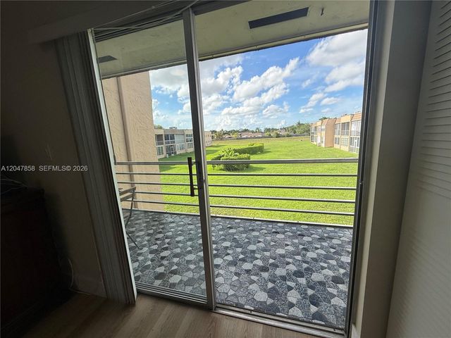 9101 Sunrise Lakes Boulevard 215, Sunrise, FL 33322