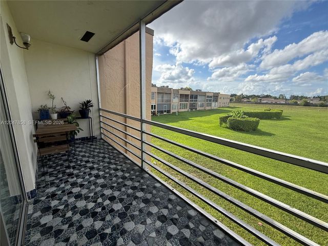 9101 Sunrise Lakes Boulevard 215, Sunrise, FL 33322