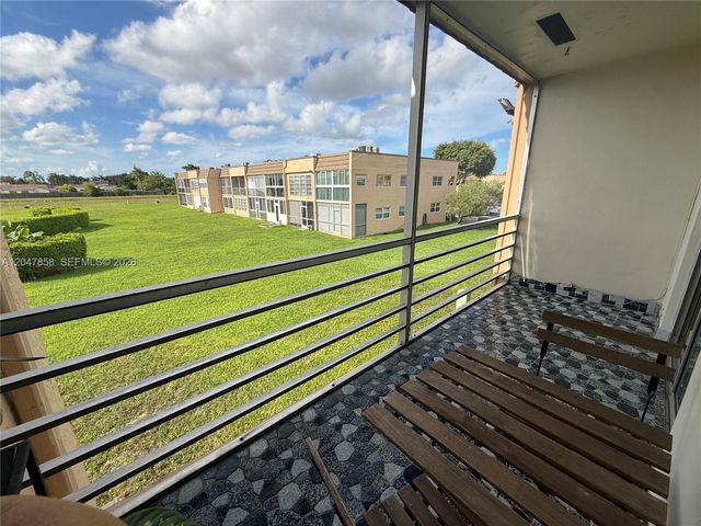 9101 Sunrise Lakes Boulevard 215, Sunrise, FL 33322