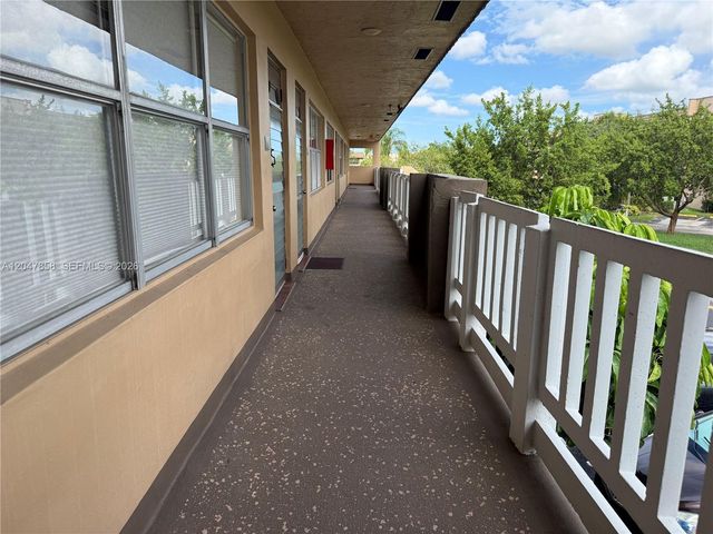 9101 Sunrise Lakes Boulevard 215, Sunrise, FL 33322