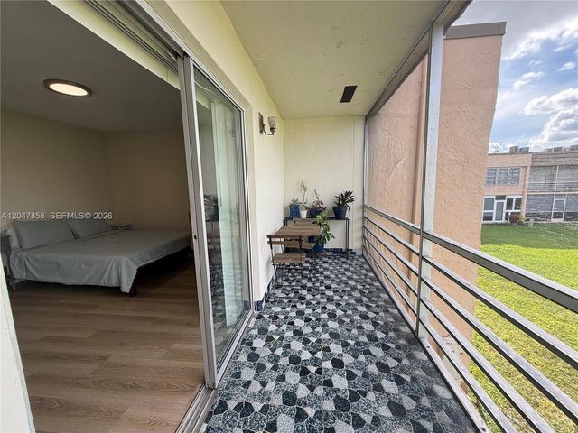 9101 Sunrise Lakes Boulevard 215, Sunrise, FL 33322
