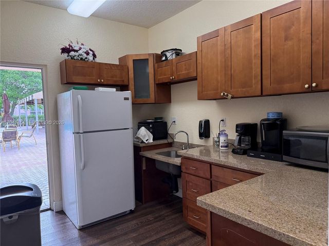 9101 Sunrise Lakes Boulevard 215, Sunrise, FL 33322