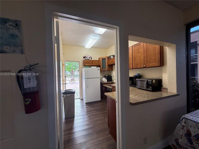 9101 Sunrise Lakes Boulevard 215, Sunrise, FL 33322
