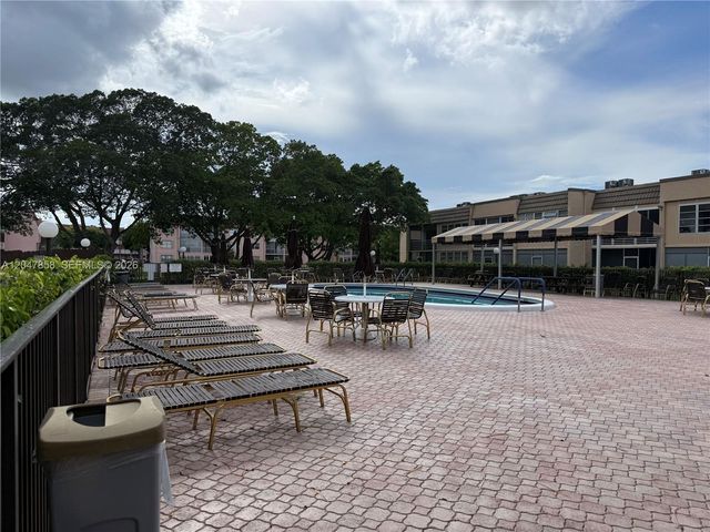 9101 Sunrise Lakes Boulevard 215, Sunrise, FL 33322