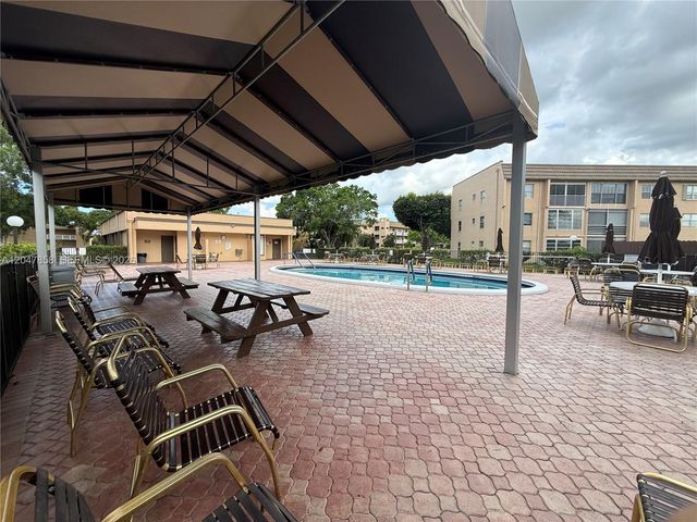 9101 Sunrise Lakes Boulevard 215, Sunrise, FL 33322