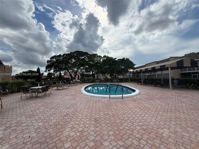 9101 Sunrise Lakes Boulevard 215, Sunrise, FL 33322