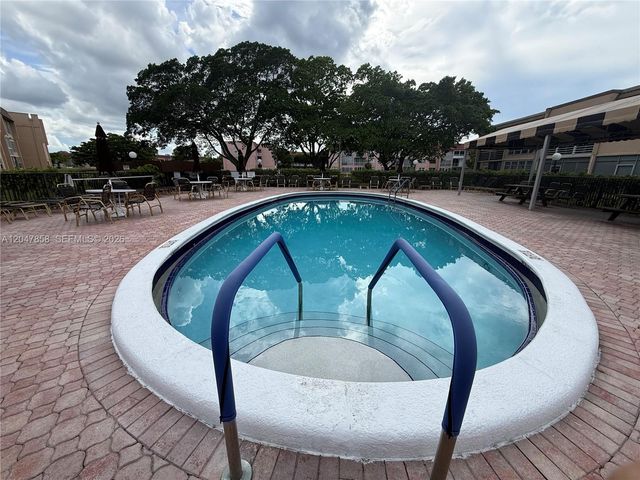 9101 Sunrise Lakes Boulevard 215, Sunrise, FL 33322