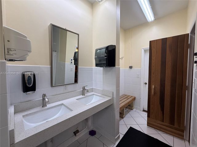 9101 Sunrise Lakes Boulevard 215, Sunrise, FL 33322