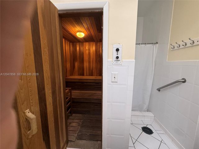 9101 Sunrise Lakes Boulevard 215, Sunrise, FL 33322