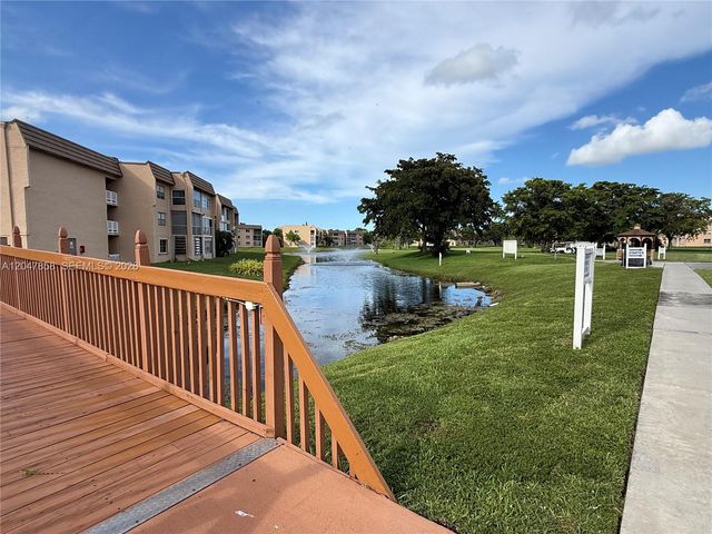 9101 Sunrise Lakes Boulevard 215, Sunrise, FL 33322