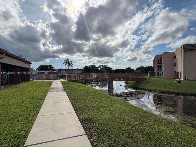 9101 Sunrise Lakes Boulevard 215, Sunrise, FL 33322