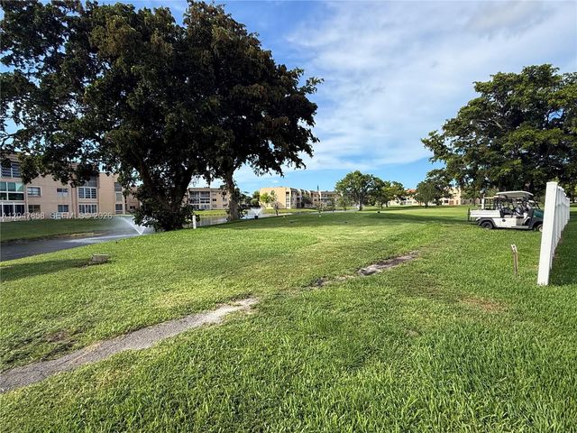 9101 Sunrise Lakes Boulevard 215, Sunrise, FL 33322