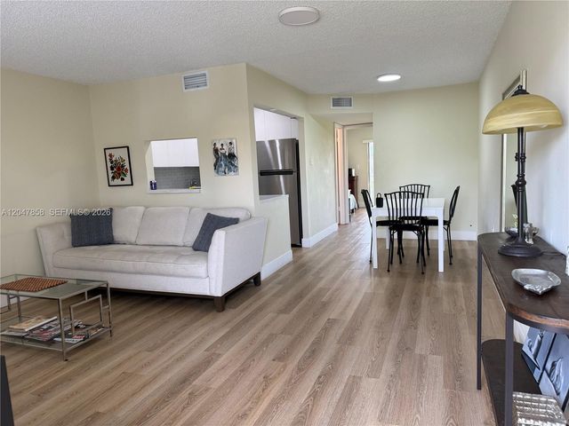 9101 Sunrise Lakes Boulevard 215, Sunrise, FL 33322