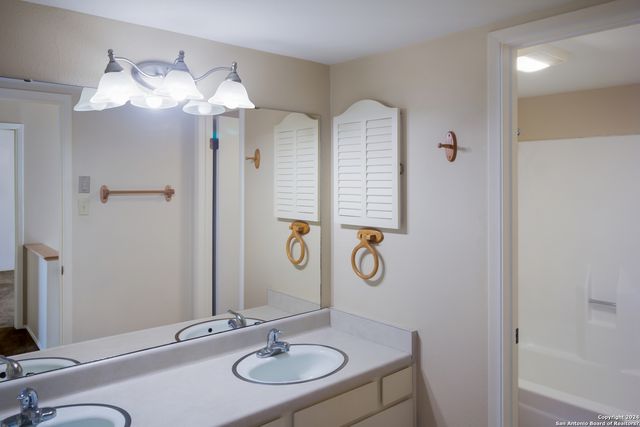 1101 Parkview Dr Apt B15, Canyon Lake, TX 78133