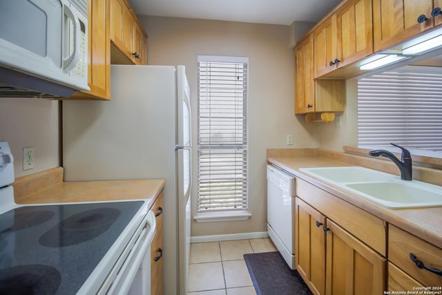 1101 Parkview Dr Apt B15, Canyon Lake, TX 78133