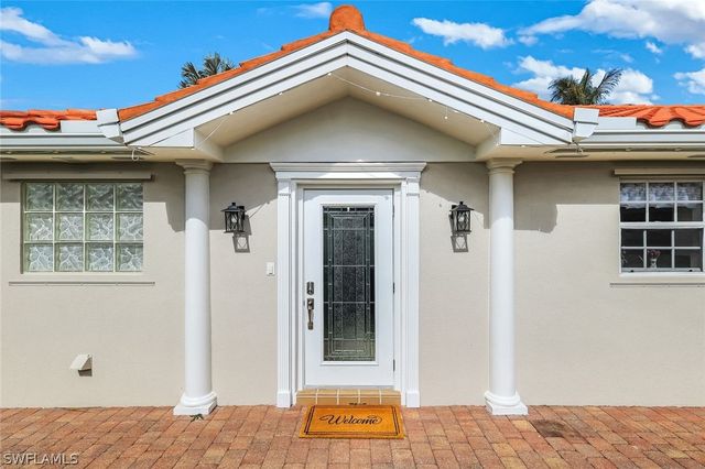 4272 Redonda LN, Naples, FL 34119