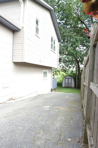 613 Oakwood Drive, Round Lake Beach, IL 60073
