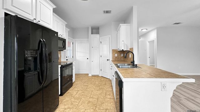 10816 Field Pointe Dr, Denham Springs, LA 70726