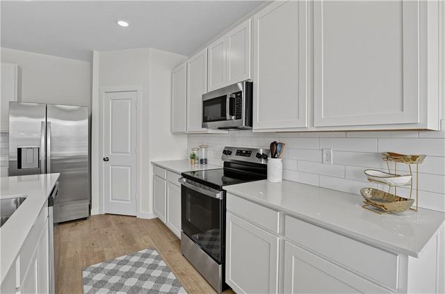 505 SW Edgewood Meadows Drive, Oak Grove, MO 64075