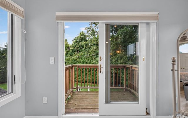 33 Phipps Lane, Plainview, NY 11803