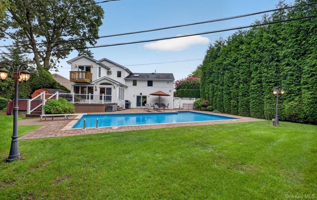 33 Phipps Lane, Plainview, NY 11803
