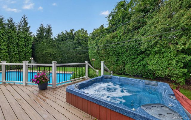 33 Phipps Lane, Plainview, NY 11803