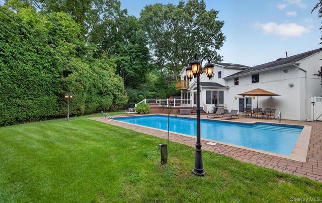 33 Phipps Lane, Plainview, NY 11803