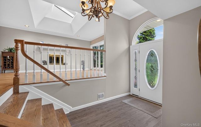 33 Phipps Lane, Plainview, NY 11803