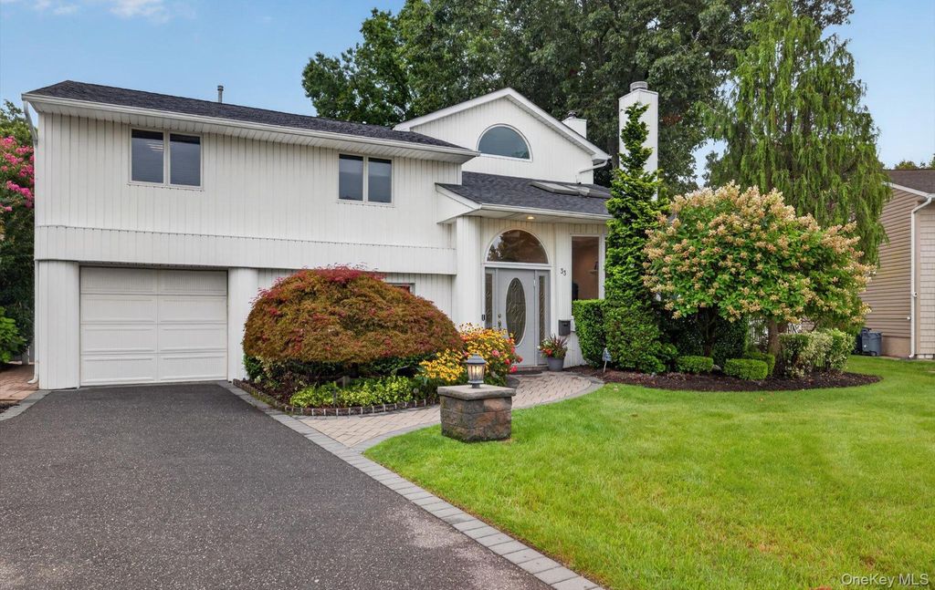 33 Phipps Lane, Plainview, NY 11803 — photo 2