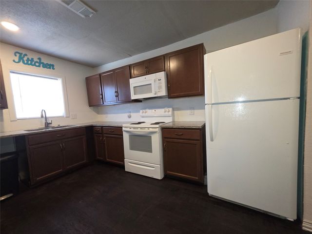 409 E Houston Street, Mexia, TX 76667