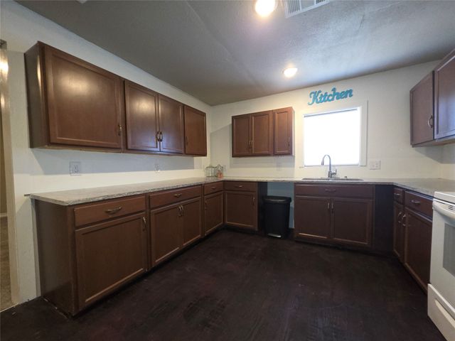 409 E Houston Street, Mexia, TX 76667