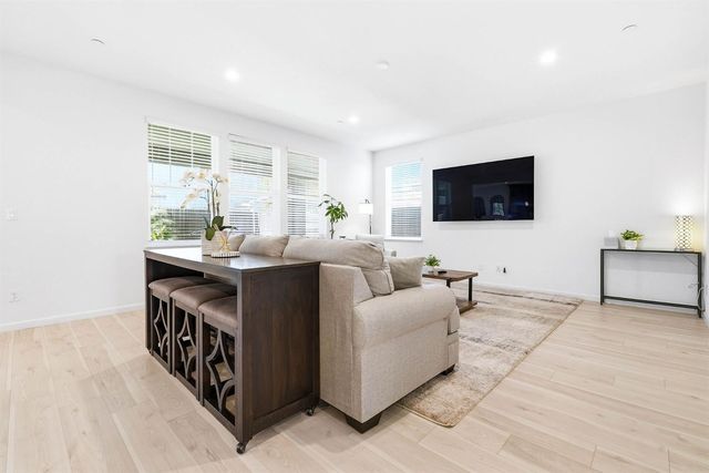 7487 Amonde Way, Elk Grove, CA 95757