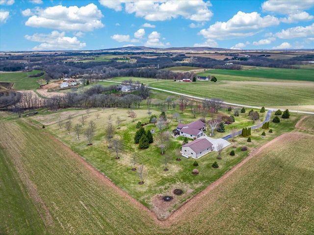 10123 Fertile Ridge Road, Mount Horeb, WI 53572