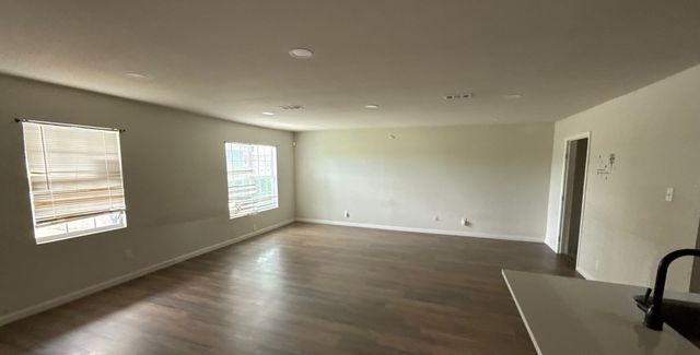 3155 E Ledbetter Drive, Dallas, TX 75216