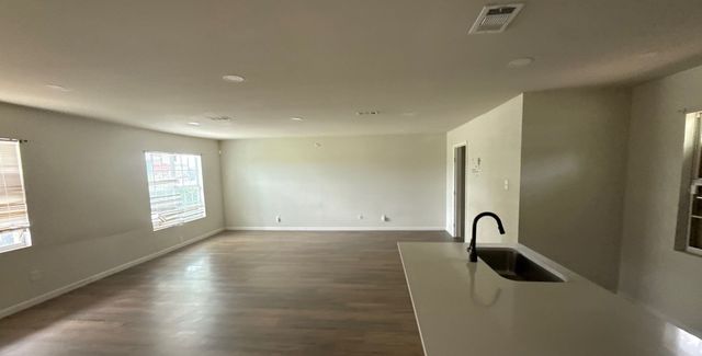 3155 E Ledbetter Drive, Dallas, TX 75216