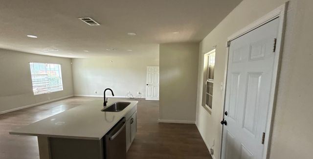 3155 E Ledbetter Drive, Dallas, TX 75216