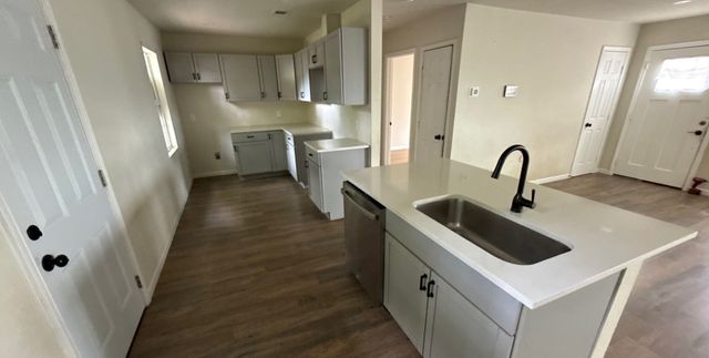 3155 E Ledbetter Drive, Dallas, TX 75216