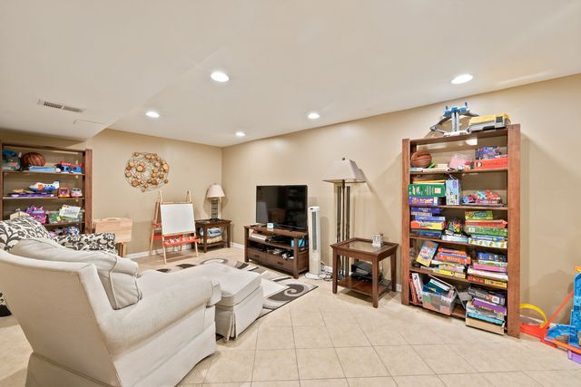 25 E Wilson Avenue, Lombard, IL 60148