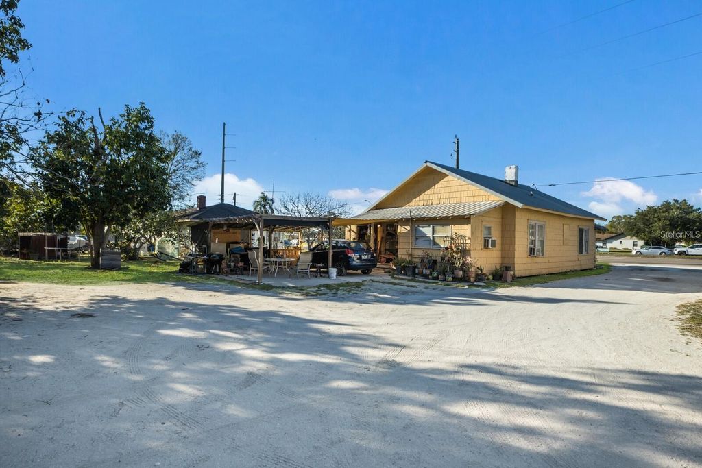 Image 11 of property listing at 2008 53RD AVENUE E, Bradenton, FL 34203