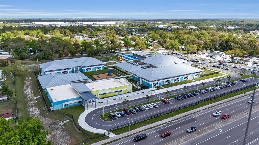 Image 5 of property listing at 2008 53RD AVENUE E, Bradenton, FL 34203