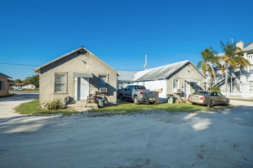 Image 6 of property listing at 2008 53RD AVENUE E, Bradenton, FL 34203