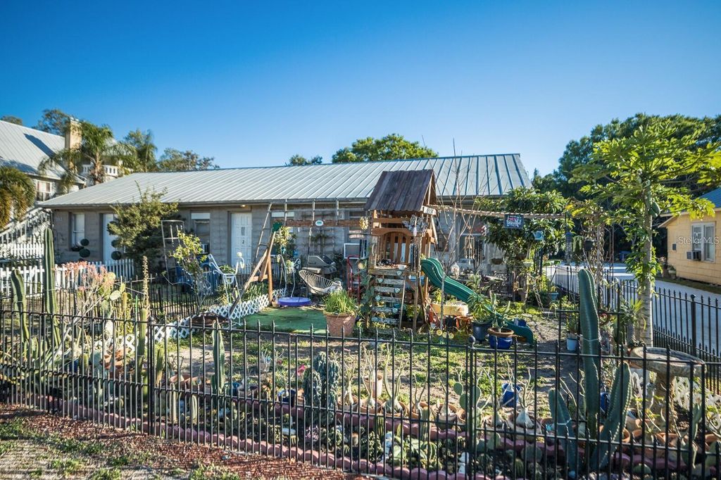 Image 10 of property listing at 2008 53RD AVENUE E, Bradenton, FL 34203