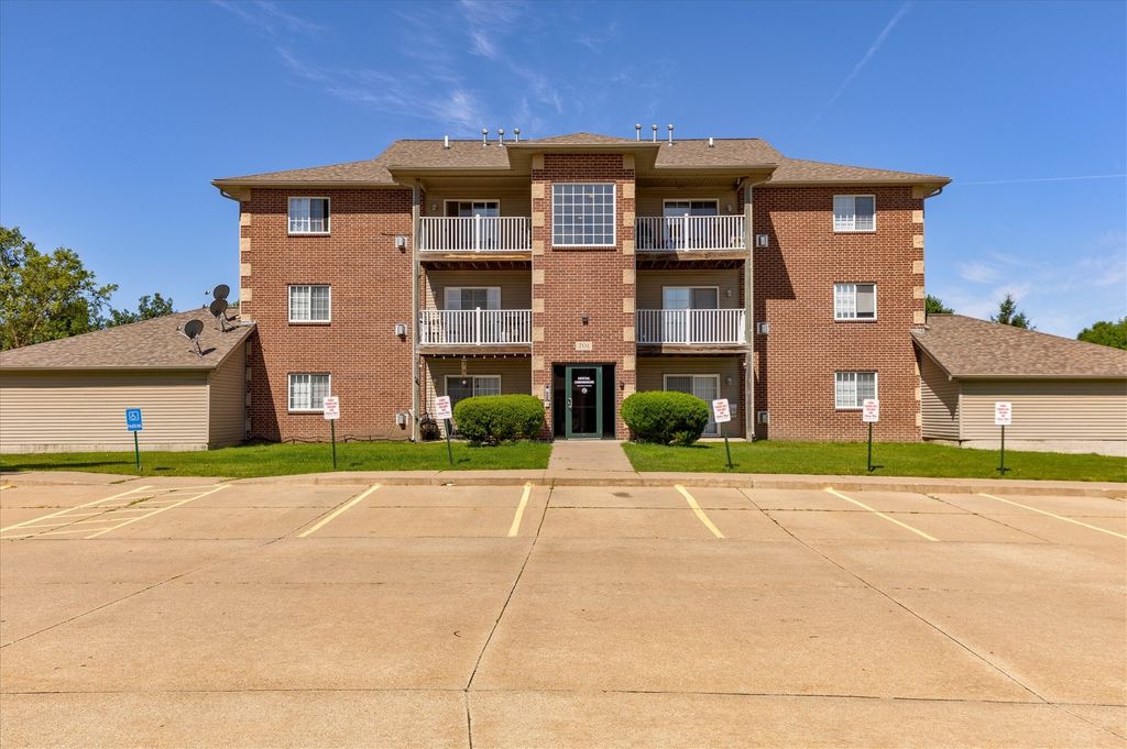 701 SE Dovetail Road 7, Grimes, IA 50111