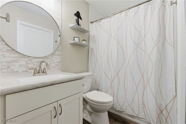 5801 Crystal Lake LN 101, North Fort Myers, FL 33917